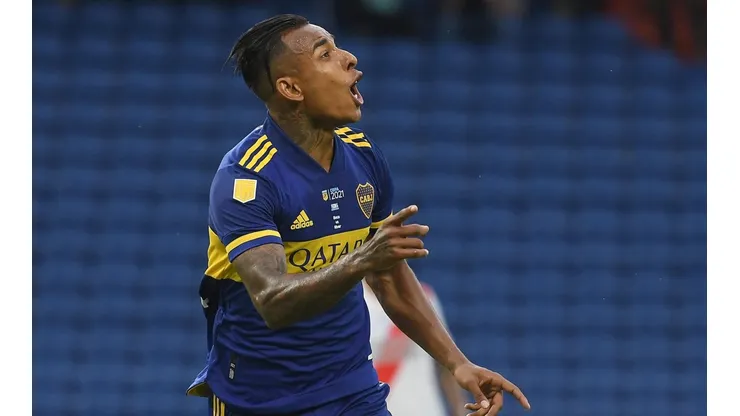 Sebastián Villa con la camiseta de Boca Juniors.