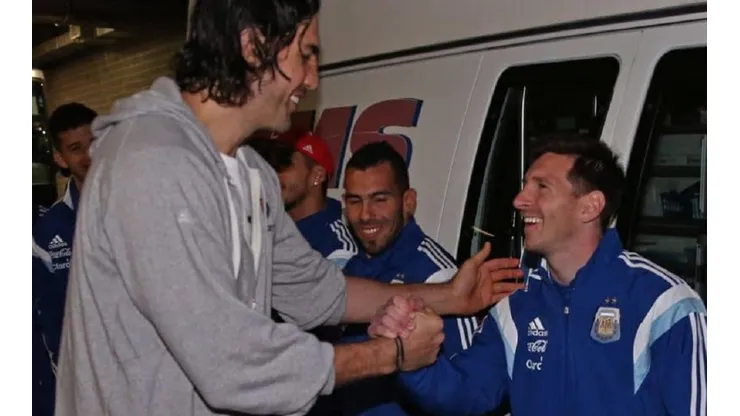 Lionel Messi junto a Luis Scola.