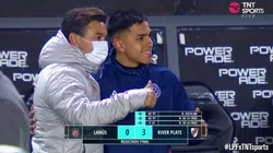 Un alcanzapelotas de Lanús se animó a sacarse una foto con el Muñeco.