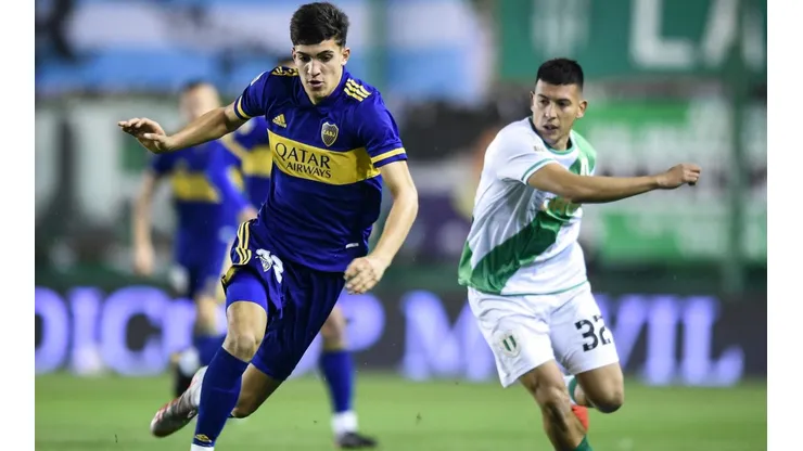 Como un héroe: así fue recibido Vega en su barrio luego de su debut en Boca