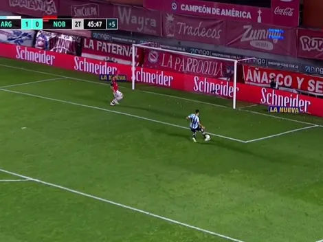 Es el errado del año: Reniero quedó solo contra el arco, pero la tiró al diablo