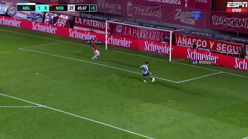 Es el errado del año: Reniero quedó solo contra el arco, pero la tiró al diablo