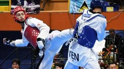 Lucas Guzmán, de rojo, único representante argentino en Taekwondo dentro de Tokio 2020 (Foto: Comité Olímpico Argentino)
