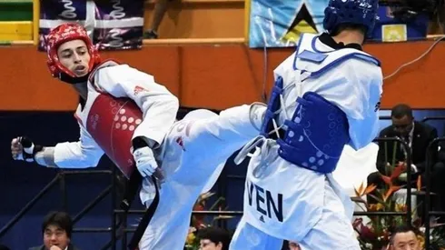 Lucas Guzmán, de rojo, único representante argentino en Taekwondo dentro de Tokio 2020 (Foto: Comité Olímpico Argentino)