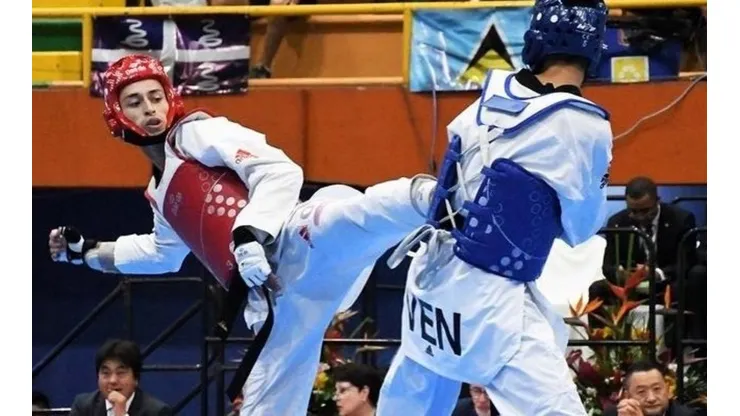 Lucas Guzmán, de rojo, único representante argentino en Taekwondo dentro de Tokio 2020 (Foto: Comité Olímpico Argentino)
