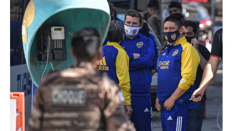 El micro de Boca custodiado por la policía de Brasil (Foto: Getty Images)