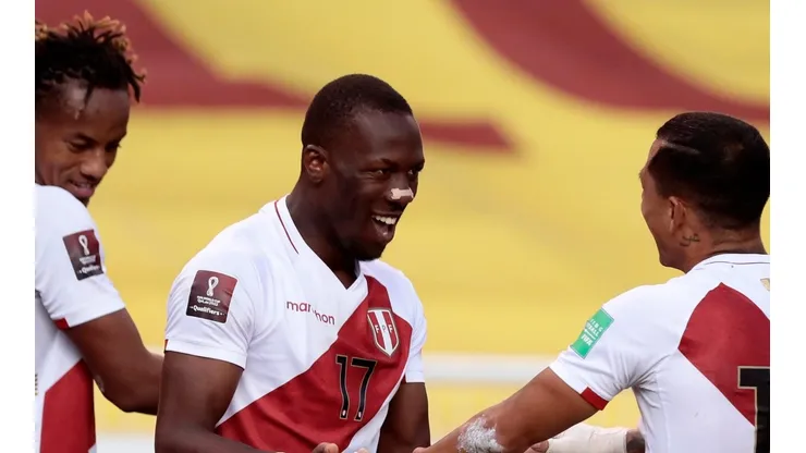 Luis Advíncula en el seleccionado peruano.