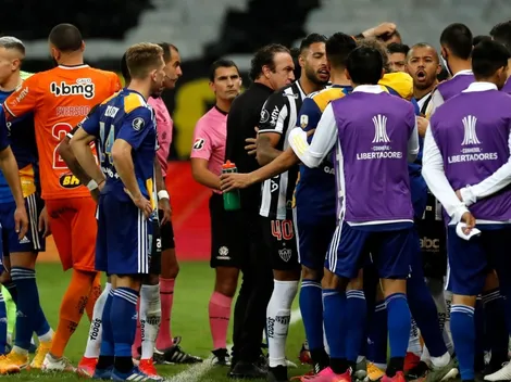 Bochornosos videos: los jugadores de Boca fueron agredidos en el vestuario por la policía