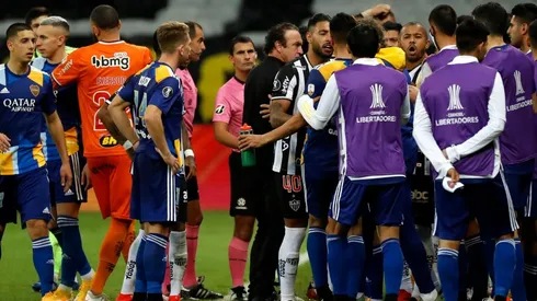 Los jugadores de Boca con bronca al momento de la anulación del gol
