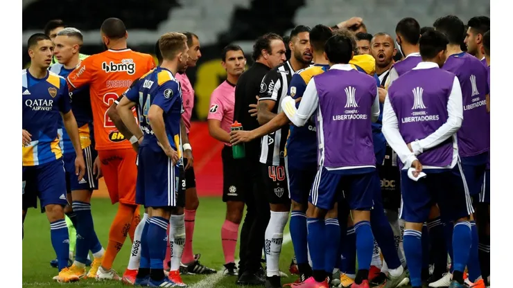Los jugadores de Boca con bronca al momento de la anulación del gol