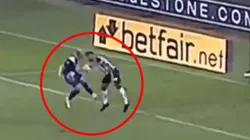 Los hinchas de Boca reclaman un penal en una jugada que no se repitió.