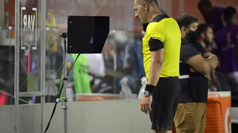 Iba a comenzar este torneo, pero el VAR llegará al fútbol argentino en enero