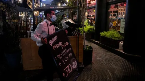 La provincia de Buenos Aires podría implementar nuevas medidas sanitarias en los bares y restaurantes. (Foto: Getty Images).
