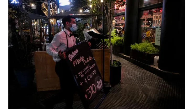 La provincia de Buenos Aires podría implementar nuevas medidas sanitarias en los bares y restaurantes. (Foto: Getty Images).