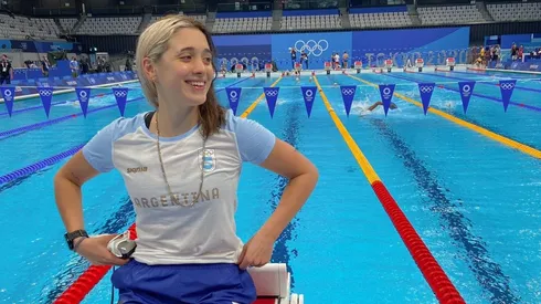 Las dos fotos de Delfi Pignatiello en plena pileta olímpica