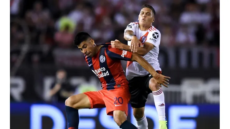 Juan Ramírez enfrentando a River Plate.