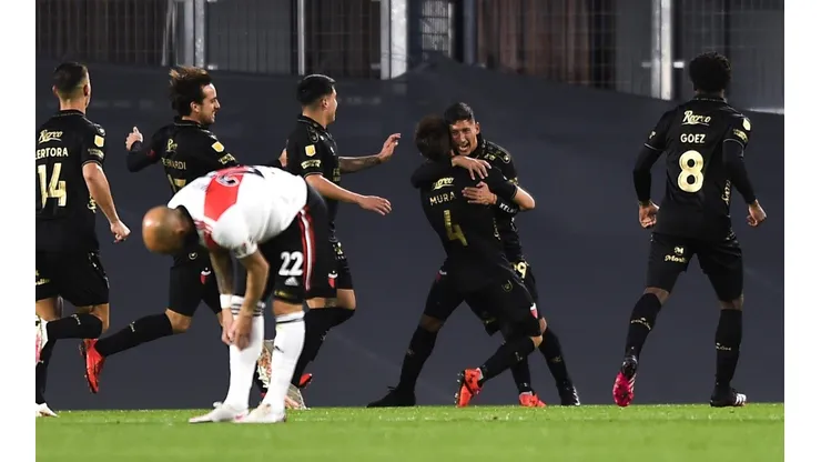 Colón es una realidad: con uno menos, le ganó 2 a 1 a River