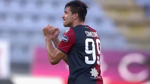 Giovanni Simeone celebrando un gol en Cagliari.