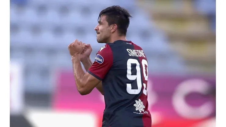 Giovanni Simeone celebrando un gol en Cagliari.