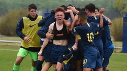 Valentín Barco festejando el gol sin camiseta en las inferiores de Boca (Foto: Getty Images)