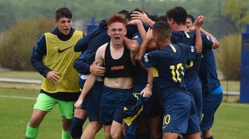 Valentín Barco festejando el gol sin camiseta en las inferiores de Boca (Foto: Getty Images)