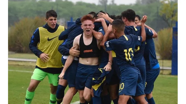 Valentín Barco festejando el gol sin camiseta en las inferiores de Boca (Foto: Getty Images)