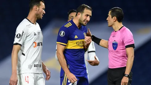 Izquierdoz: "El árbitro dijo 5 veces que sacaran y terminó revisando el VAR y anulando el gol"