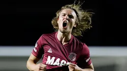 Pedro De la Vega festejando un gol en Lanús.