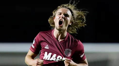 Pedro De la Vega festejando un gol en Lanús.