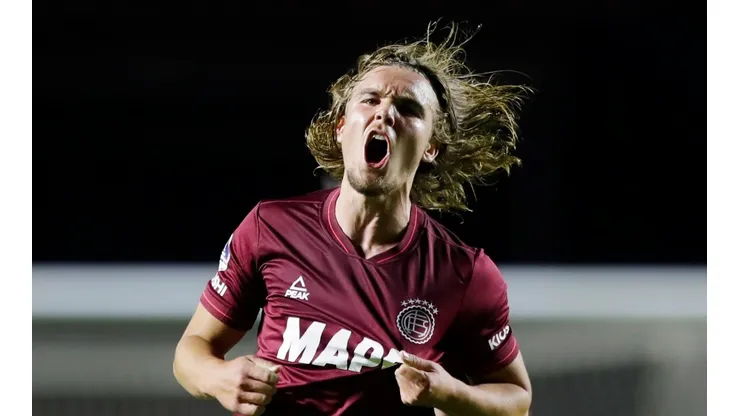 Pedro De la Vega festejando un gol en Lanús.