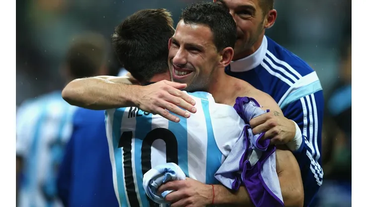 Maxi Rodríguez y Lionel Messi, en 2014. (Foto: Getty).
