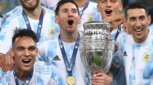 Lautaro Martínez al lado de Lionel Messi en los festejos de campeón. (Foto: Getty).
