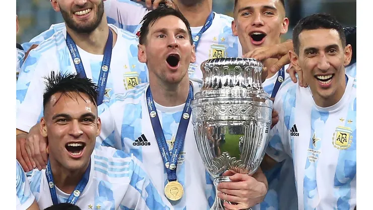 Lautaro Martínez al lado de Lionel Messi en los festejos de campeón. (Foto: Getty).