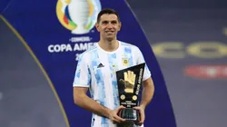 Todavía no se fue a dormir y sigue festejando: Dibu Martínez siguió la fiesta en Twitter