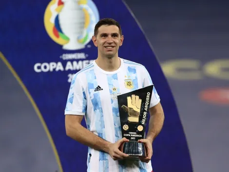 Todavía no se fue a dormir y sigue festejando: Dibu Martínez siguió la fiesta en Twitter