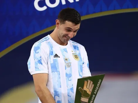 Está loco: el gesto de Dibu Martínez con el trofeo de la Copa América