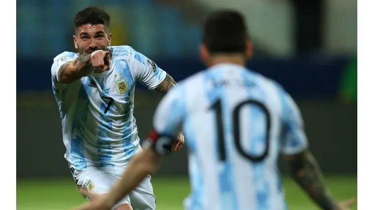 Rodrigo De Paul y Lionel Messi festejando un gol frente a Ecuador. (Foto: Getty).