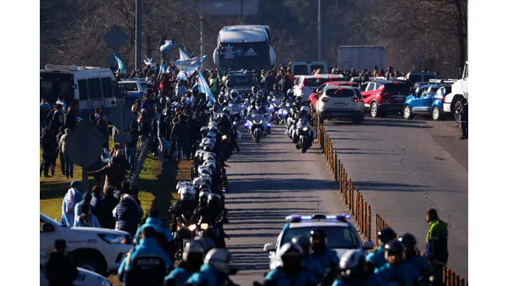 Estamos locos: una gran caravana recibe a la Selección Argentina en Ezeiza