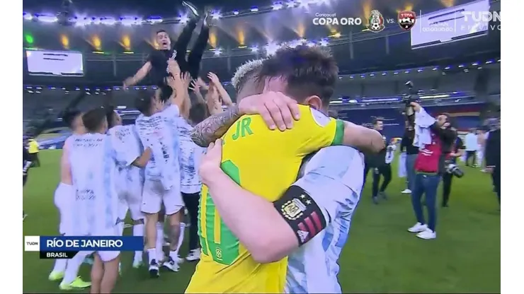 El abrazo entre Lionel Messi y Neymar.