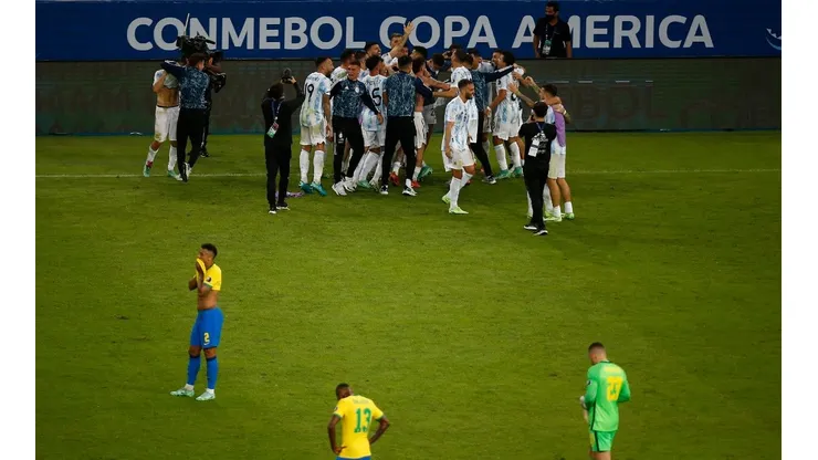 Para vos, capitán: terminó el partido y todos fueron a buscar a Messi