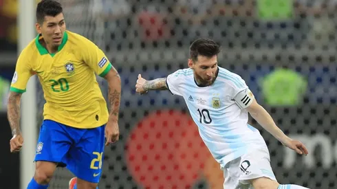 Roberto Firmino y Lionel Messi, en el último Argentina-Brasil por Copa América (Foto: Getty Images).
