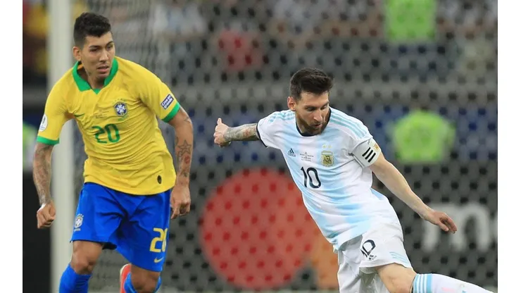 Roberto Firmino y Lionel Messi, en el último Argentina-Brasil por Copa América (Foto: Getty Images).