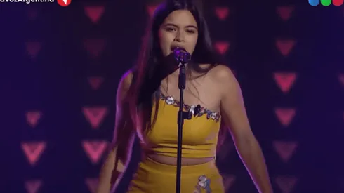 Celena Díaz la rompió con una canción de Gilda y las redes explotaron (Fuente YouTube La Voz Argentina)