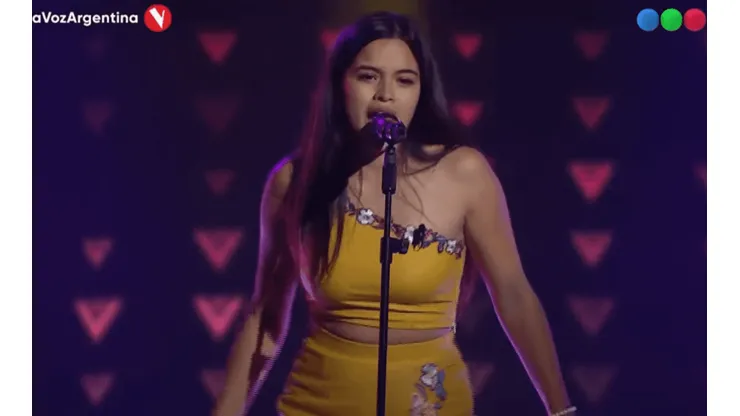 Celena Díaz la rompió con una canción de Gilda y las redes explotaron (Fuente YouTube La Voz Argentina)