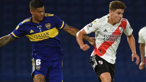 Marcos Rojo y Julián Álvarez disputando el Superclásico en La Bombonera (Foto: Getty Images)