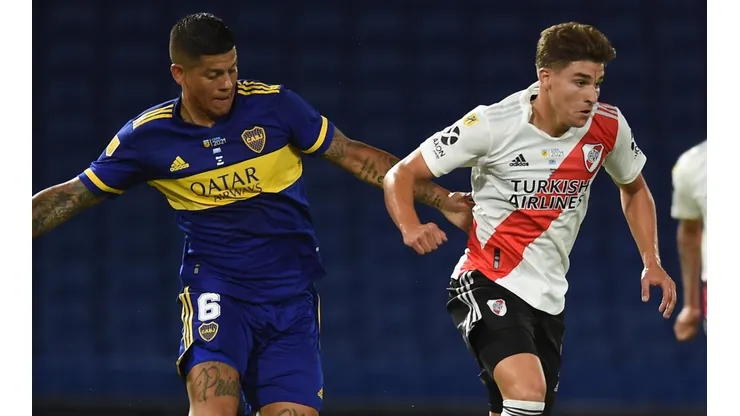 Marcos Rojo y Julián Álvarez disputando el Superclásico en La Bombonera (Foto: Getty Images)