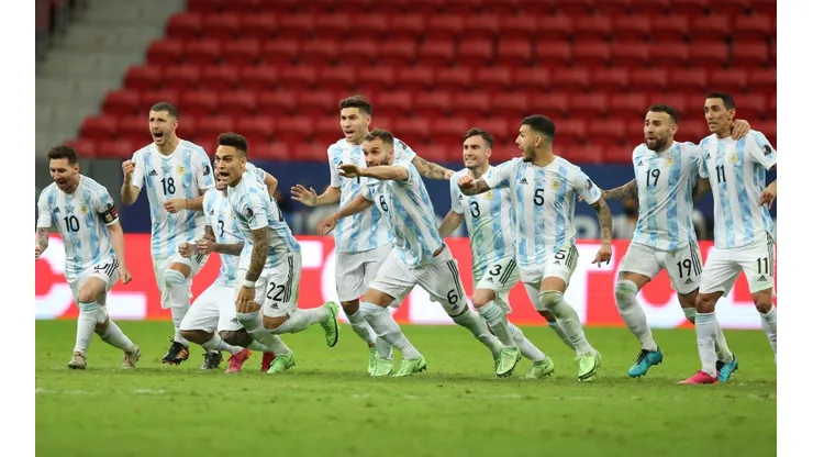 Los jugadores de la Selección Argentina festejando el triunfo ante Colombia por Copa América (Foto: Getty Images)