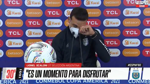 Lionel Scaloni se emocionó en la conferencia de prensa.