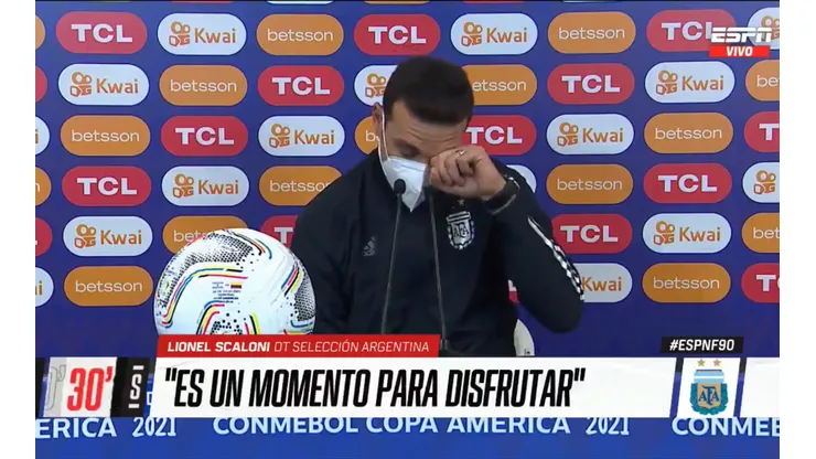 Lionel Scaloni se emocionó en la conferencia de prensa.