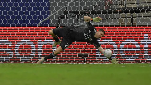 Noche inolvidable de Emiliano Martínez en el arco argentino